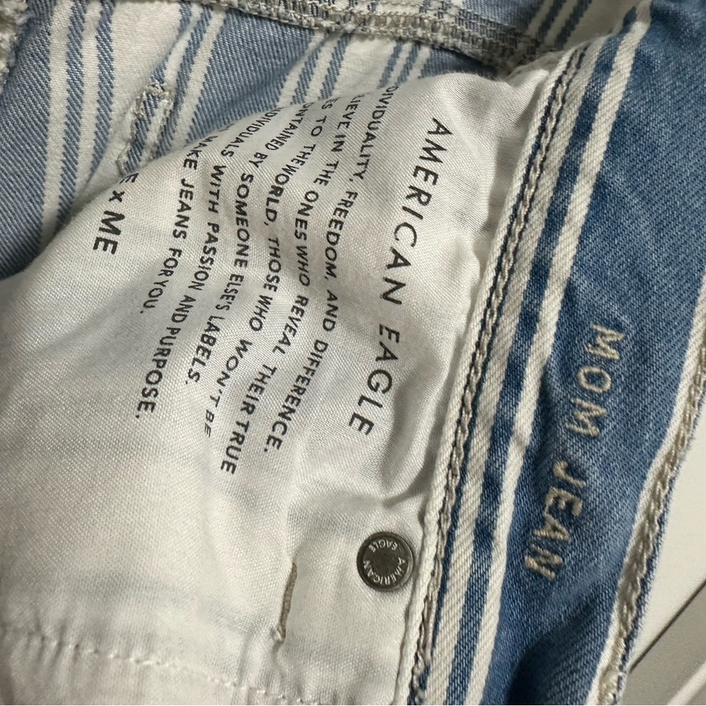 American Eagle Size 8 Short Mom Jean Blue and White Stripe - Picture 4 of 5